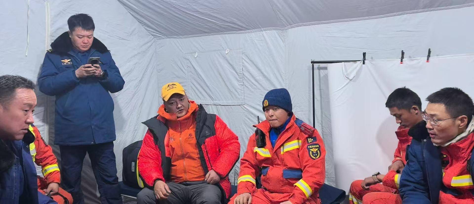 青海玉珠峰3名登山者遇难:搜救人员再次上山转运遗体,事前4人一同登山未报备